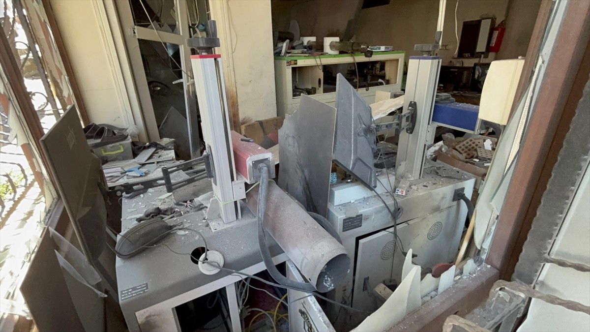 Güngören'de Sanayi Mahallesi Saadet Sokak'taki bir iş yerinde sabah saatlerinde, henüz bilinmeyen...