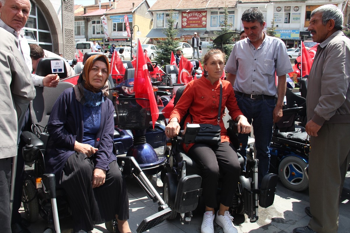 Gurbetçilerin desteğiyle satın alınan akülü araçlar, tekerlekli sandalyeler ve koltuk değnekleri...