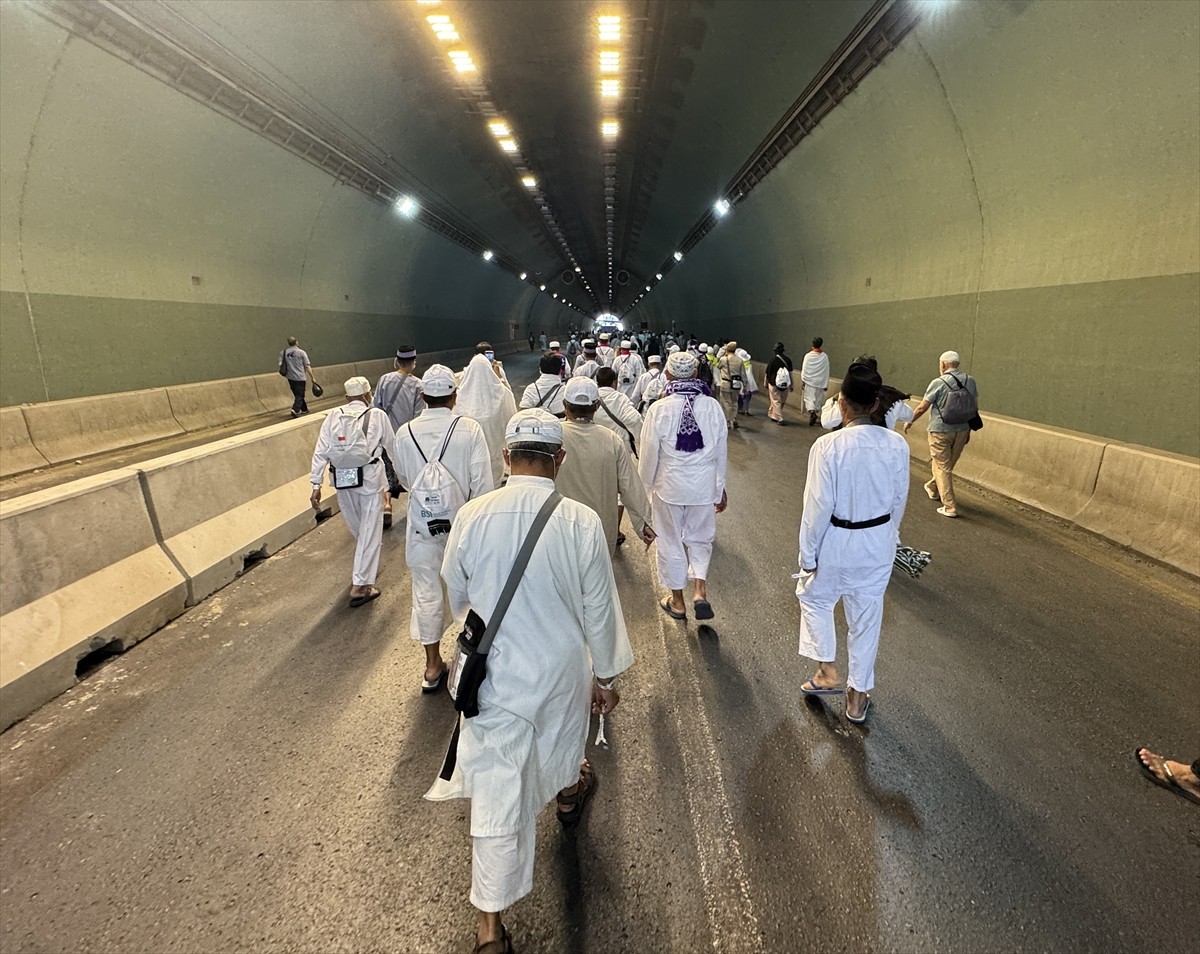 Hac ibadetini yapmak için Mekke'de bulunan yüz binlerce hacı adayı, Kurban Bayramı öncesi son cuma...