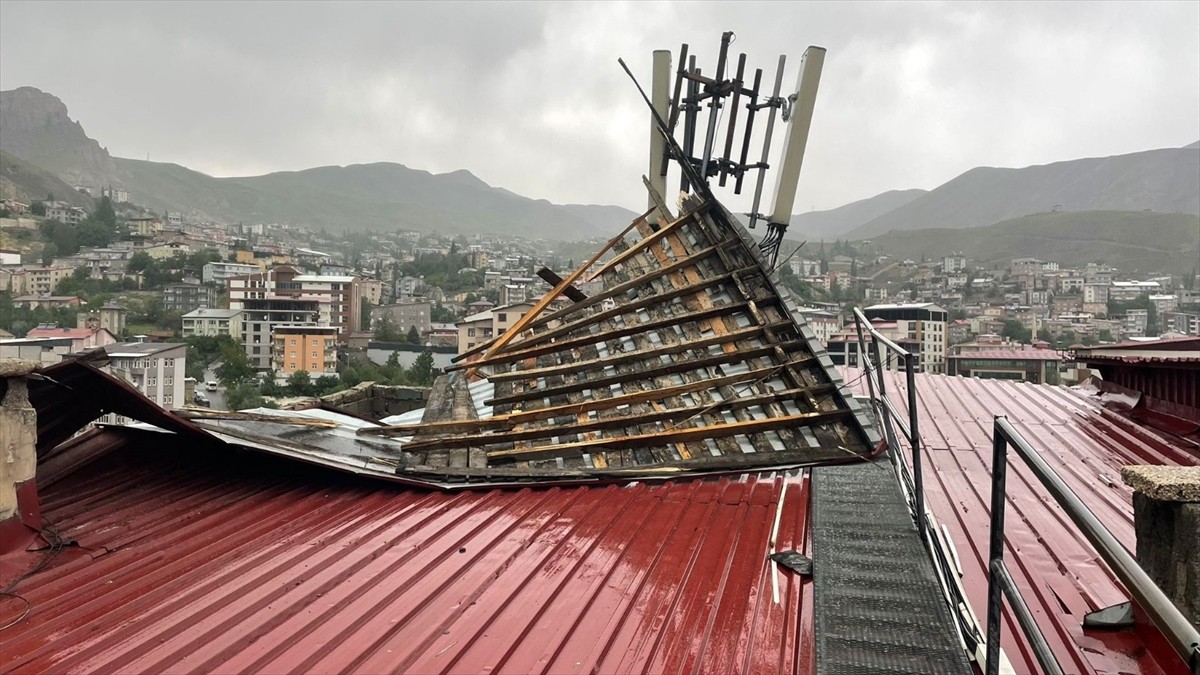  Hakkari'de etkili olan şiddetli rüzgar nedeniyle bir binanın çatısı zarar gördü.