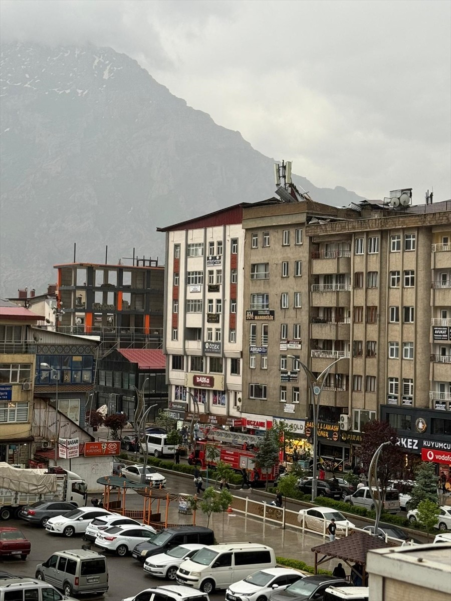  Hakkari'de etkili olan şiddetli rüzgar nedeniyle bir binanın çatısı zarar gördü.