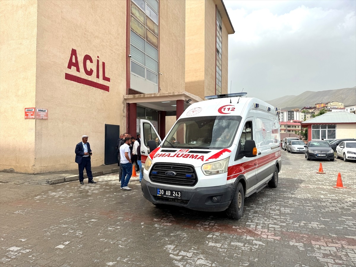 Hakkari'de öğrencileri taşıyan minibüsün devrilmesi sonucu 7'si öğrenci 8 kişi yaralandı....