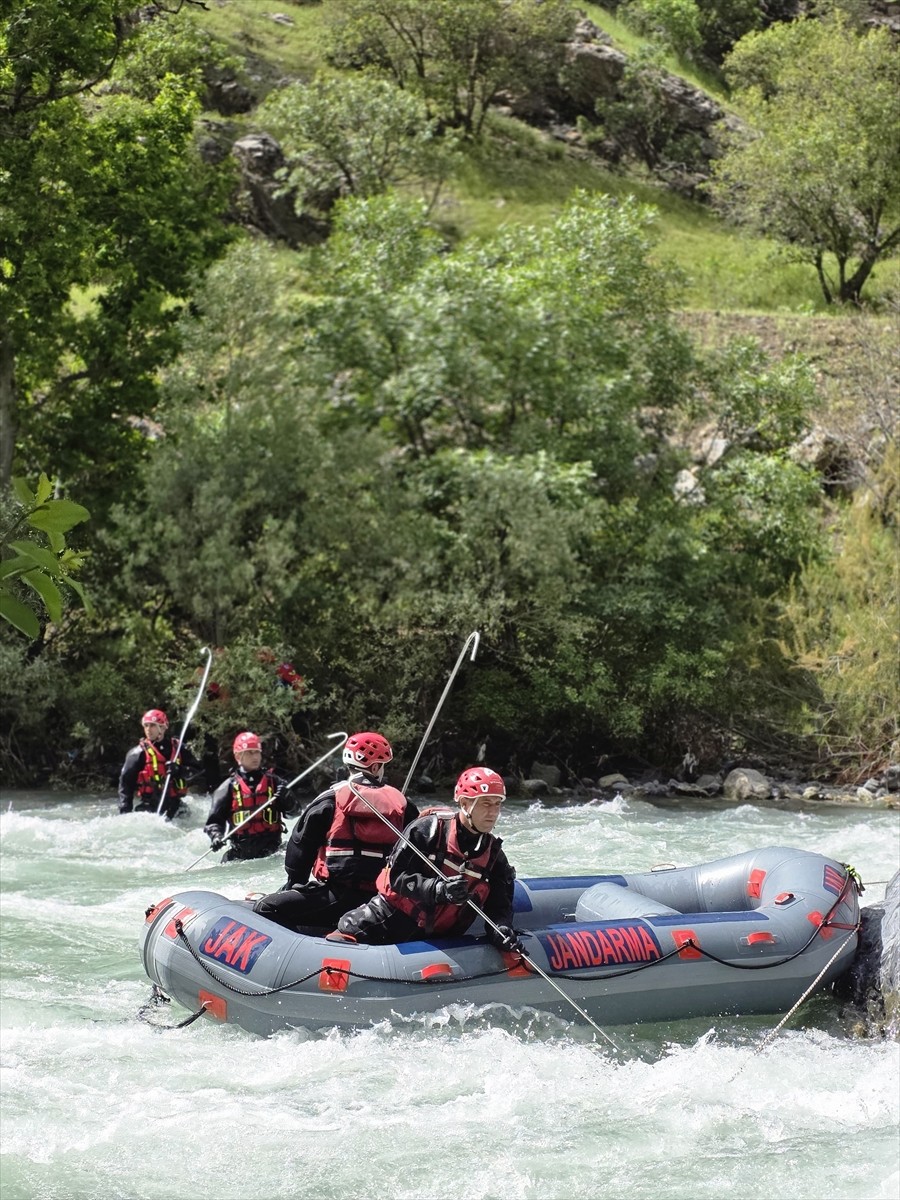 Hakkari'nin Yüksekova ilçesinde 10 Mayıs'ta Avaşin Deresi'ne düşerek kaybolan 16 yaşındaki Neçir...
