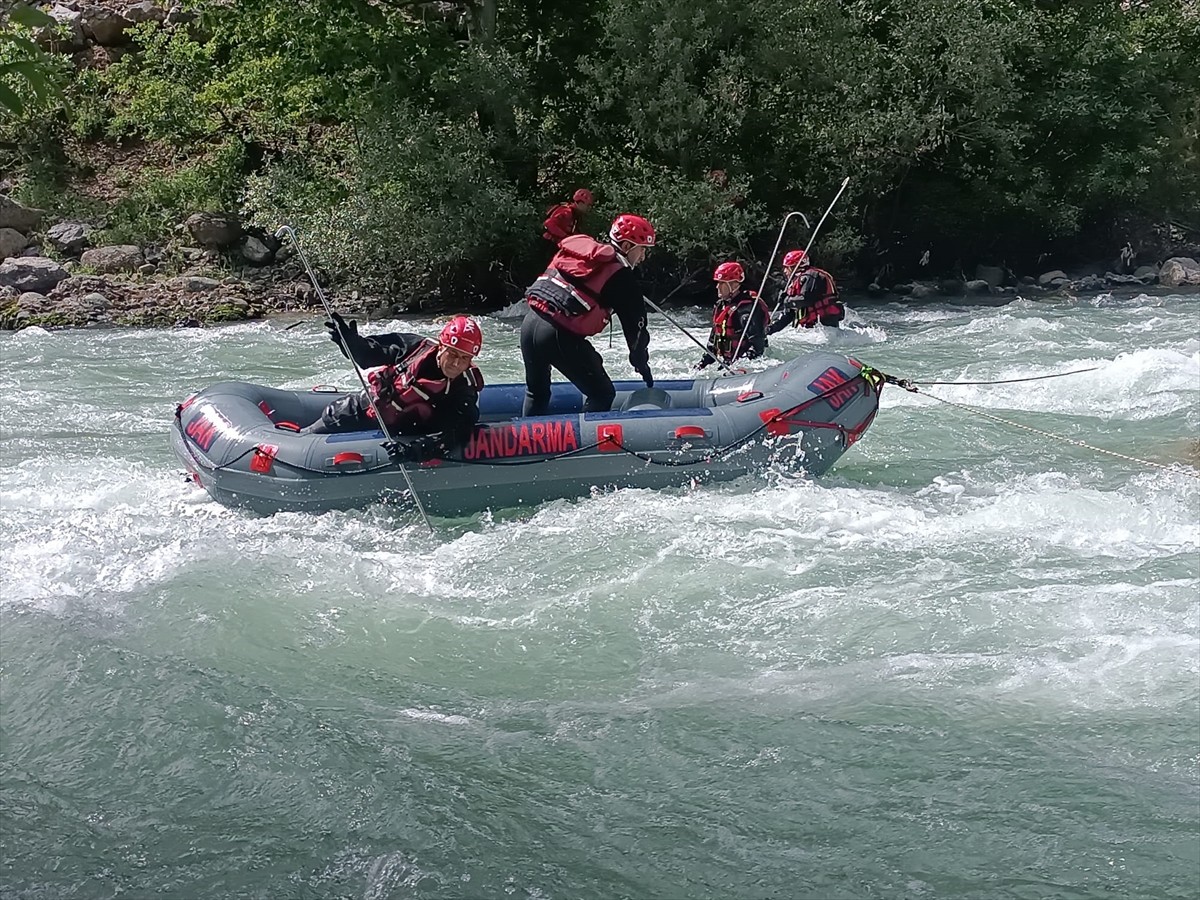 Hakkari'nin Yüksekova ilçesinde 10 Mayıs'ta Avaşin Deresi'ne düşerek kaybolan 16 yaşındaki Neçir...