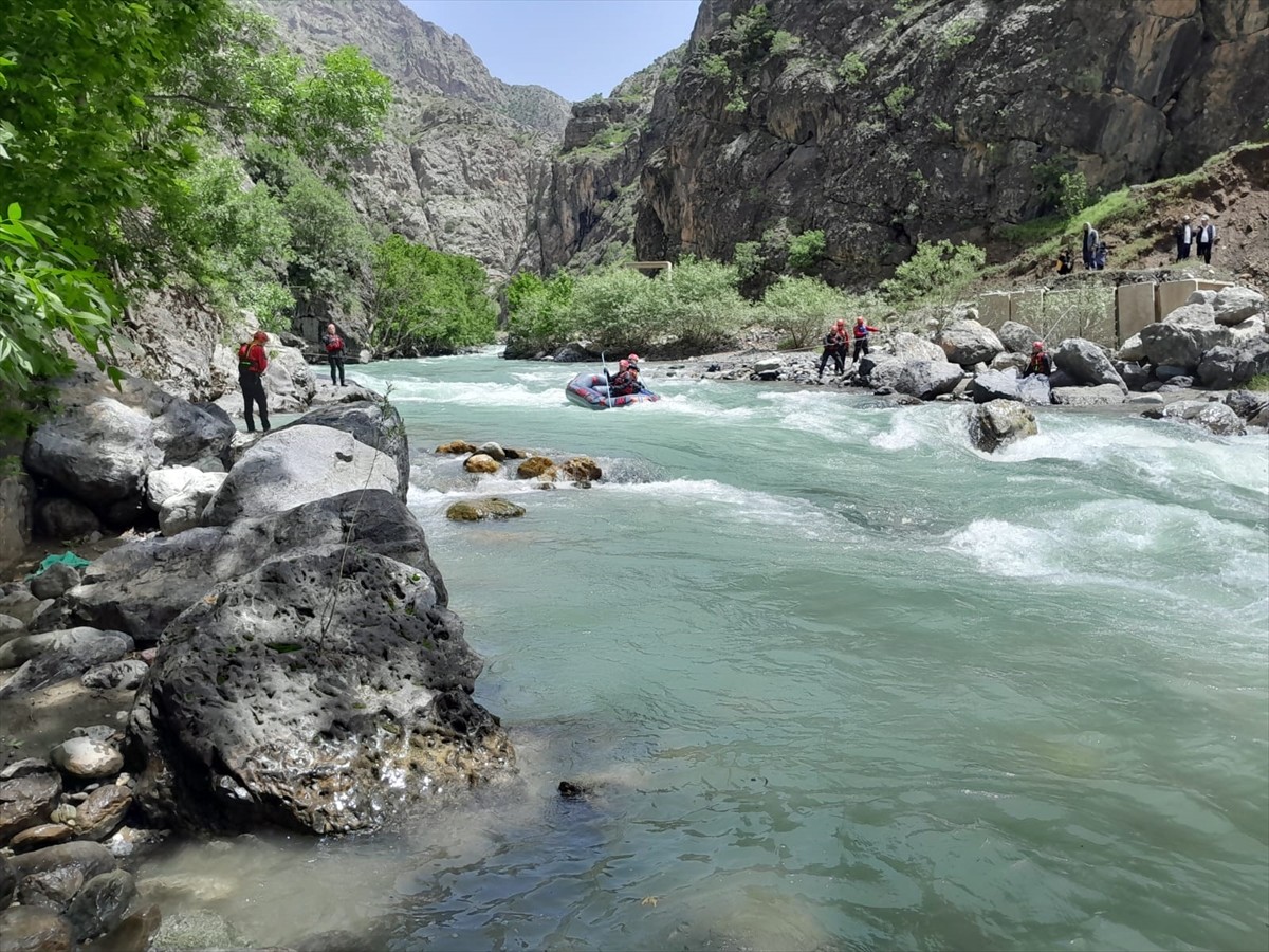 Hakkari'nin Yüksekova ilçesinde 10 Mayıs'ta Avaşin Deresi'ne düşerek kaybolan 16 yaşındaki Neçir...