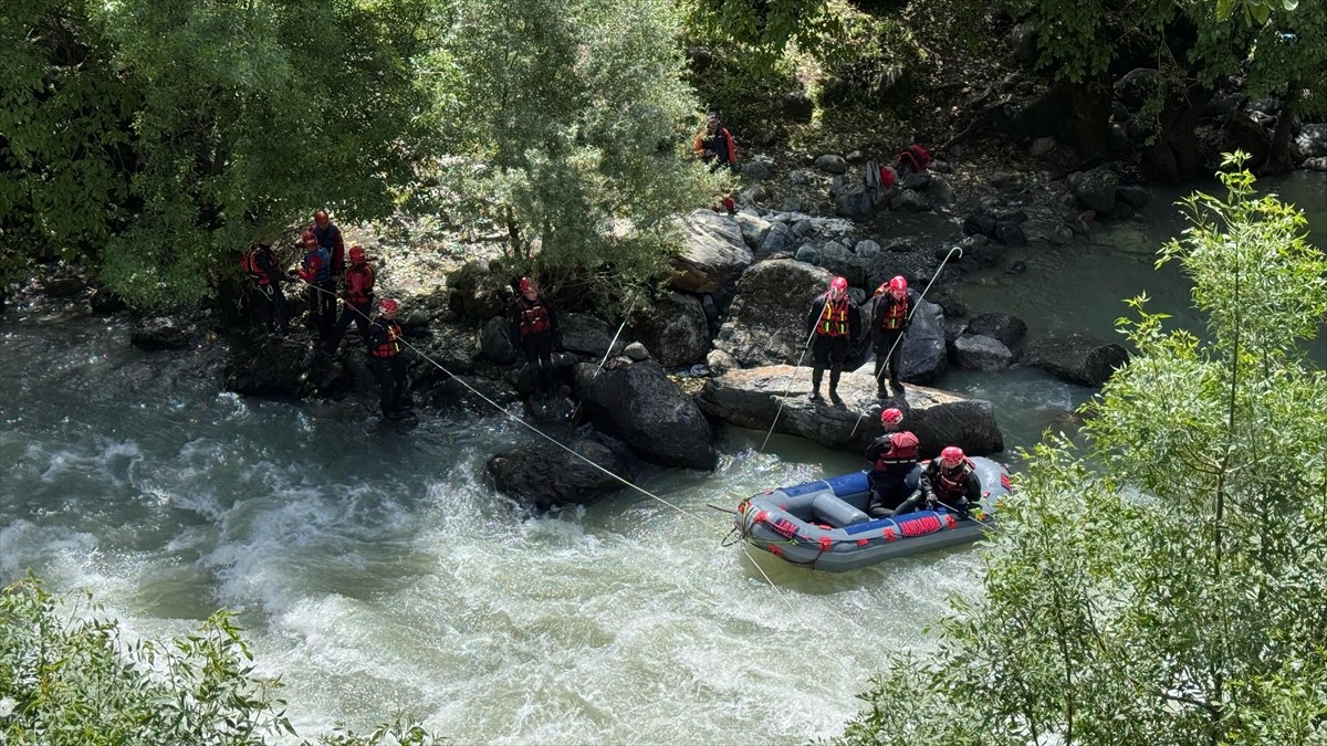 Hakkari'nin Yüksekova ilçesinde Avaşin Deresi'nde kaybolan genci arama çalışmaları, Ankara'dan...
