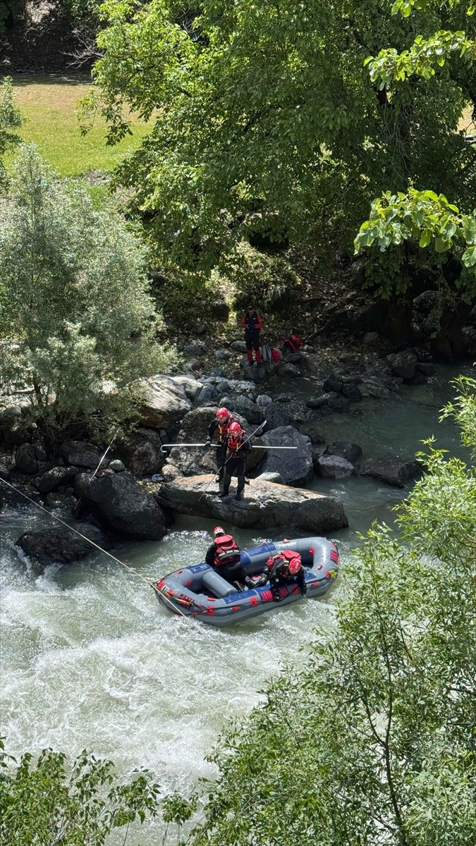 Hakkari'nin Yüksekova ilçesinde Avaşin Deresi'nde kaybolan genci arama çalışmaları, Ankara'dan...
