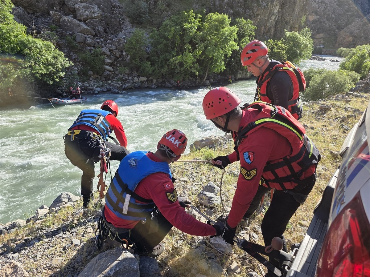 Hakkari'nin Yüksekova ilçesindeki Avaşin Deresi'nde kaybolan genci arama çalışmalarına devam...