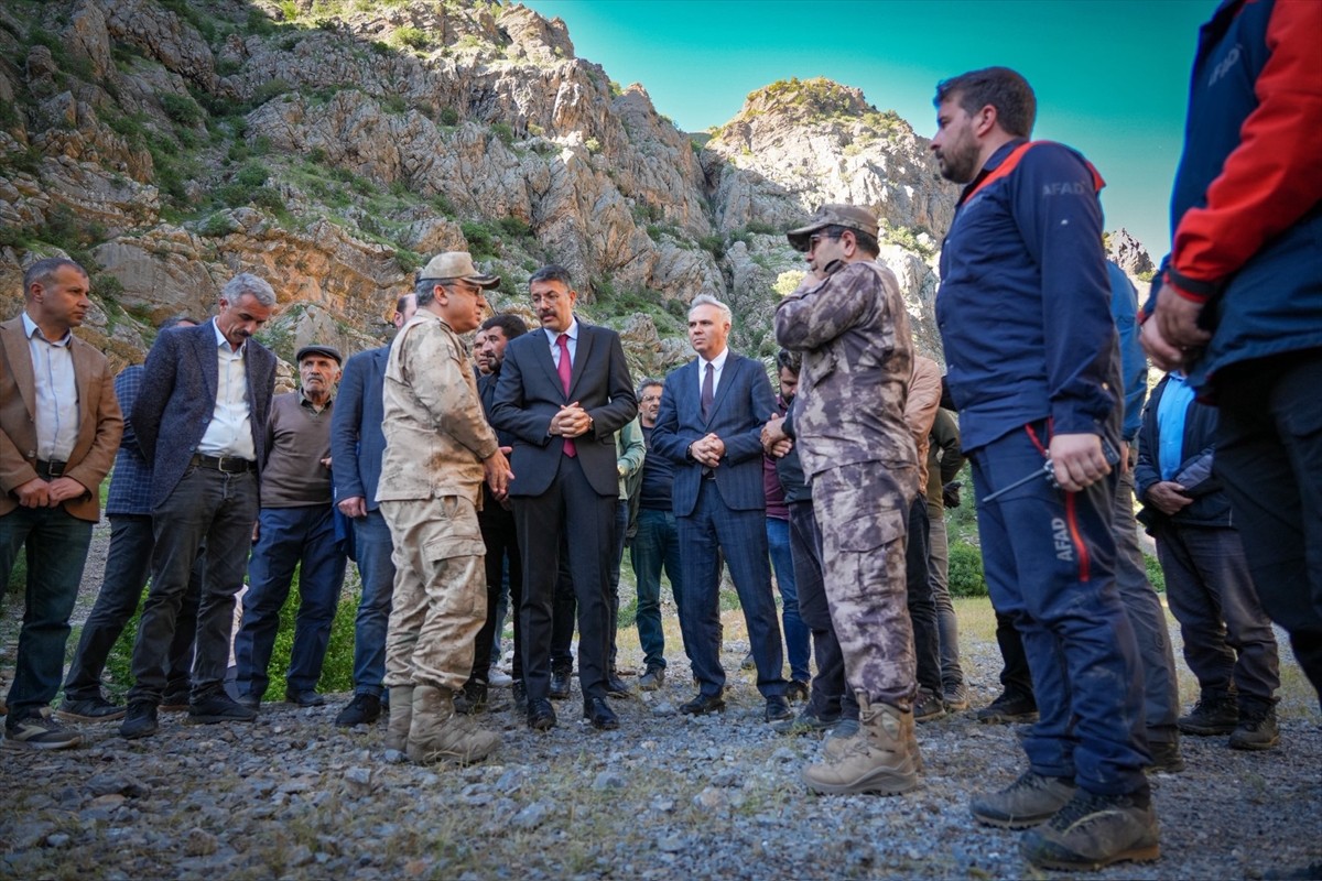 Hakkari Valisi ve Belediye Başkan Vekili Ali Çelik, (ortada) Yüksekova ilçesinde derede kaybolan...