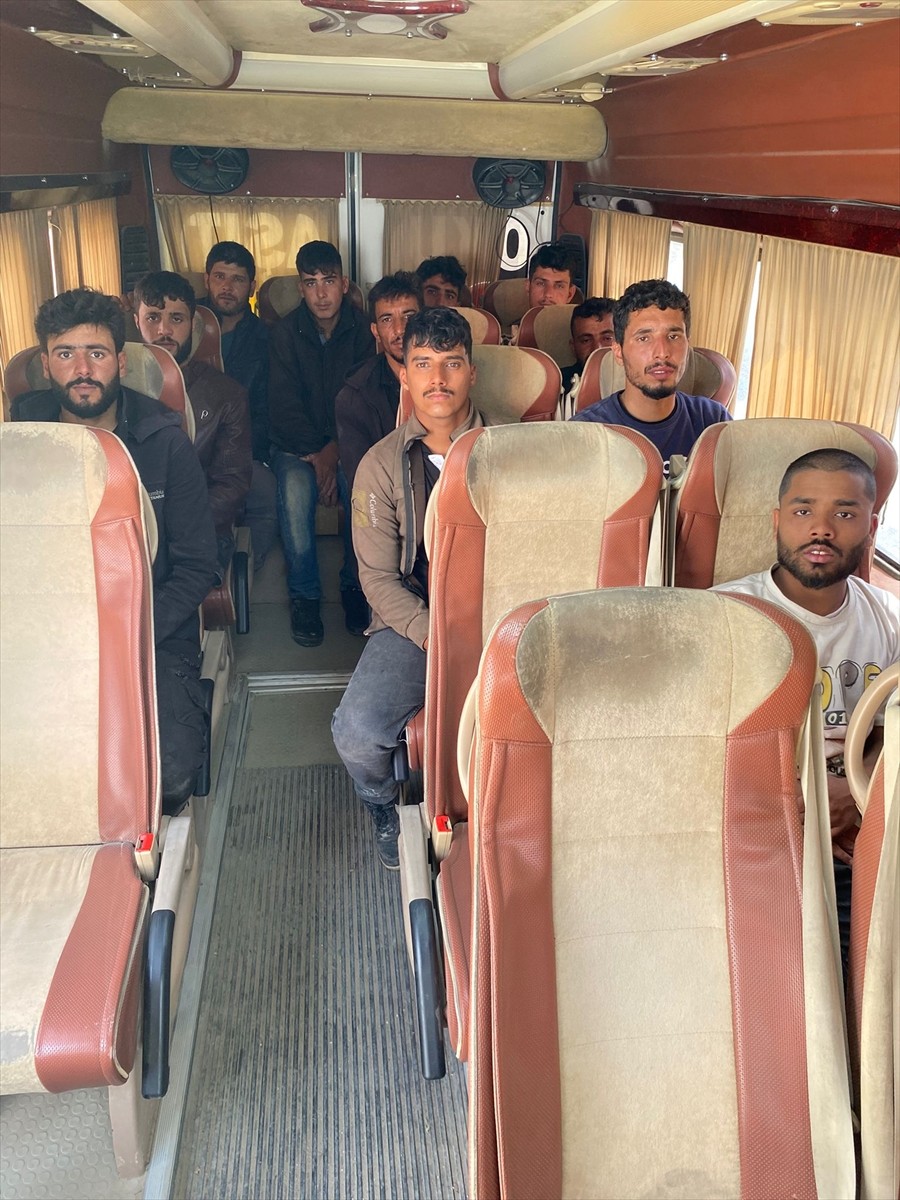 Hatay'da yurda yasa dışı yollarla girdikleri belirlenen 65 Suriye uyruklu yakalandı.