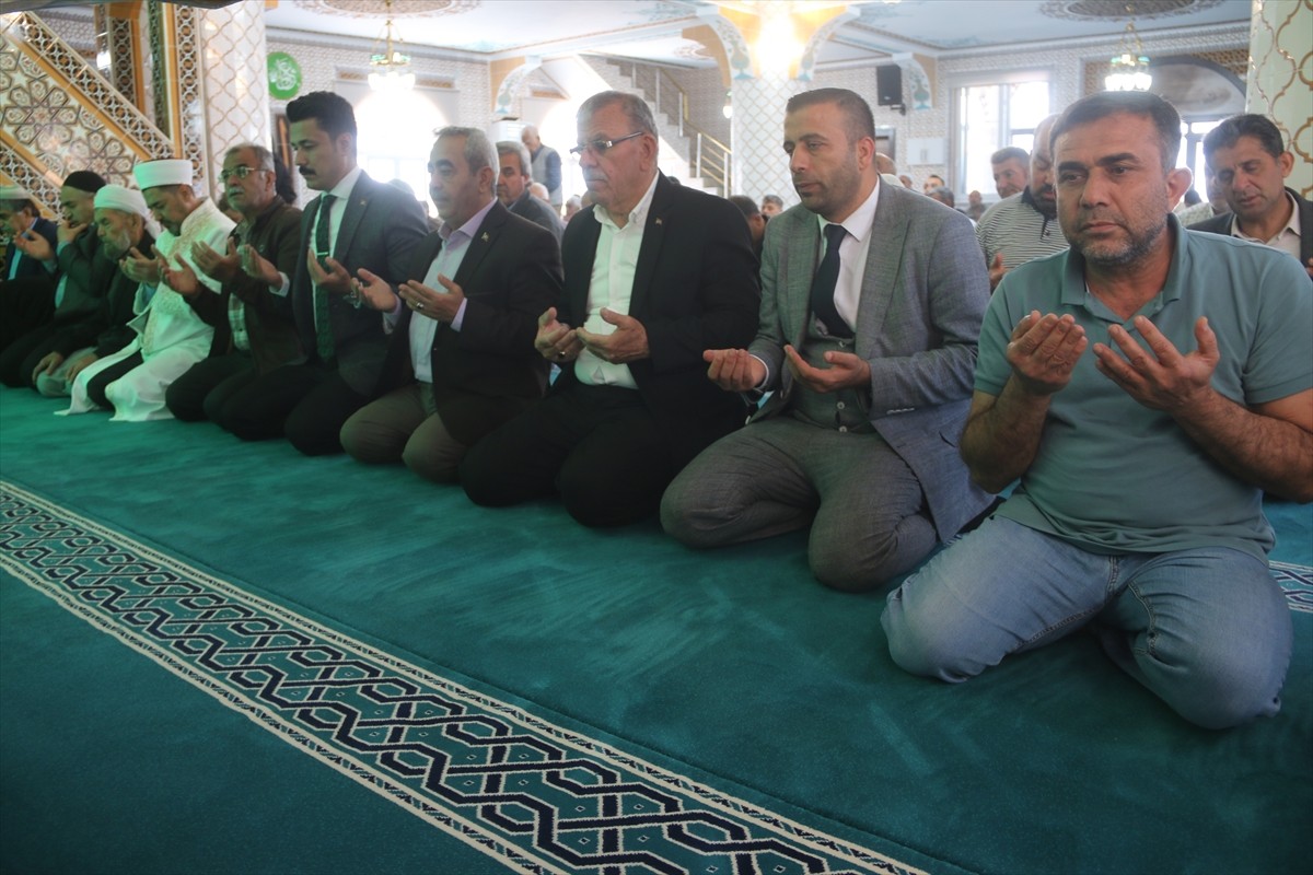 Hatay'ın Altınözü ilçesinde 6 Şubat 2023'teki depremlerde yıkılan iki cami, vatandaşların...