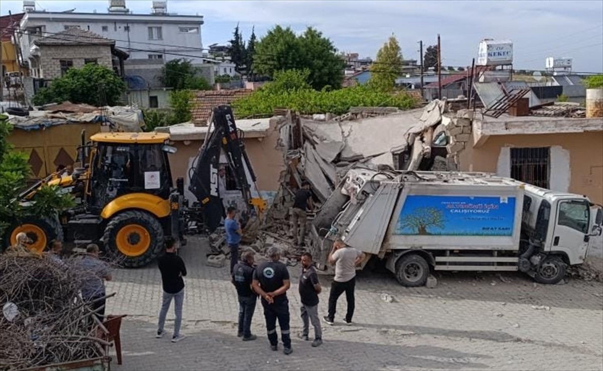 Hatay'ın Altınözü ilçesinde çöp kamyonu metruk eve çarptı. Bölgeye iş makinesi sevk...