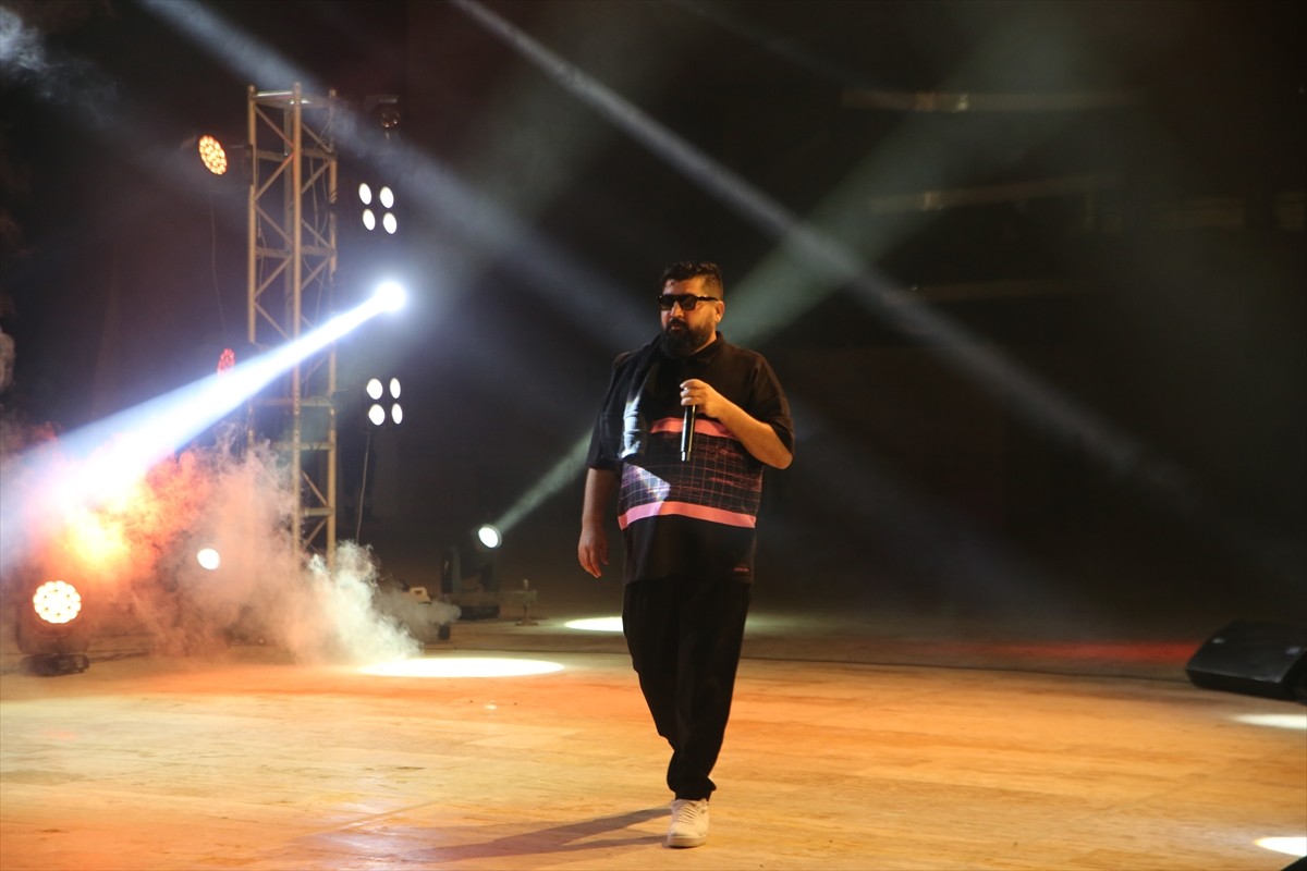 Hatay'ın Antakya ilçesinde rap şarkıcısı Eypio sahne aldı. Büyükşehir Belediyesinin "Hatay Sanatla...