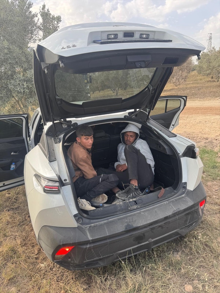 Hatay'ın Antakya ve İskenderun ilçelerinde yurda yasa dışı yollarla girdikleri belirlenen 37...