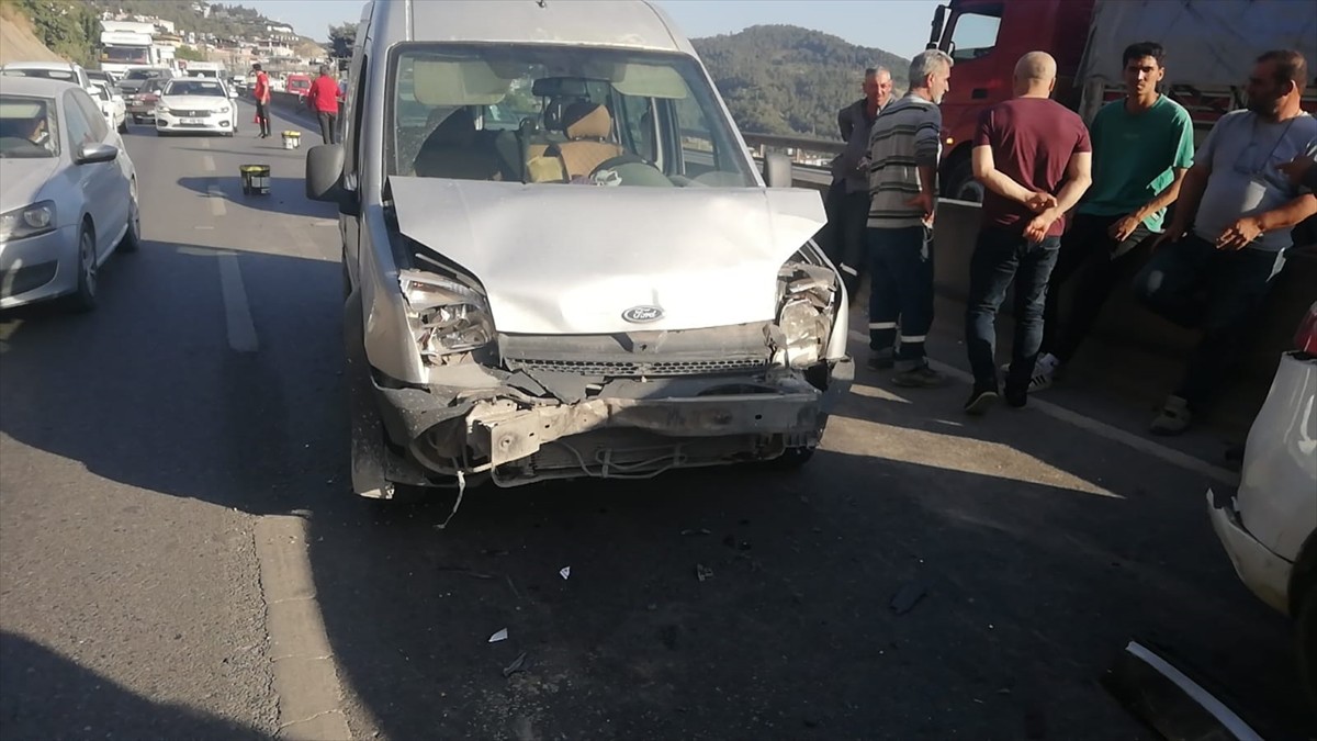 Hatay'ın Belen ilçesinde 4 aracın karıştığı zincirleme trafik kazasında 3 kişi yaralandı.