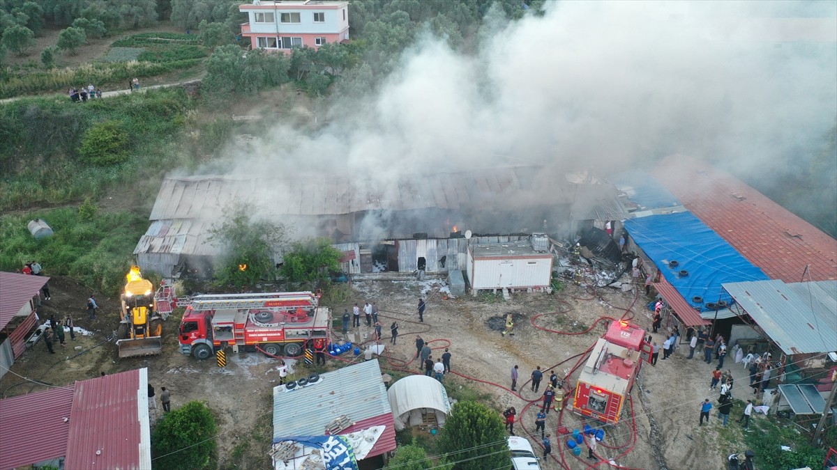  Hatay'ın Defne ilçesinde tekstil atölyesinde çıkan yangına itfaiye ekipleri müdahale ediyor.