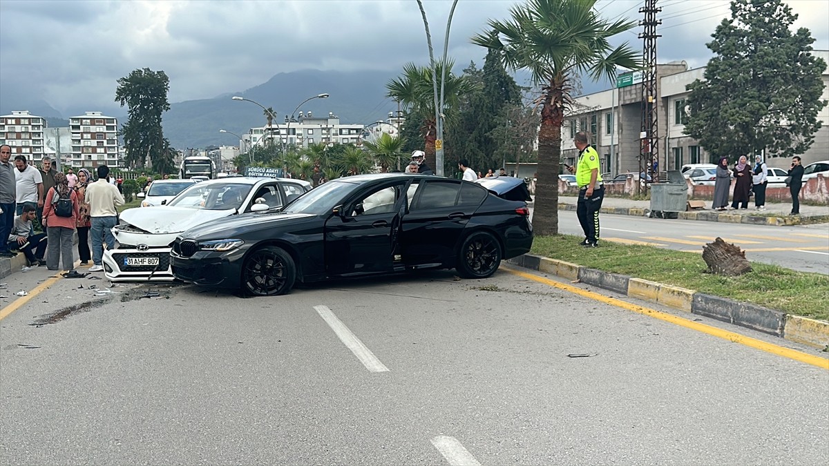 Hatay'ın Dörtyol ilçesinde iki otomobilin çarpışması sonucu 5 kişi yaralandı.