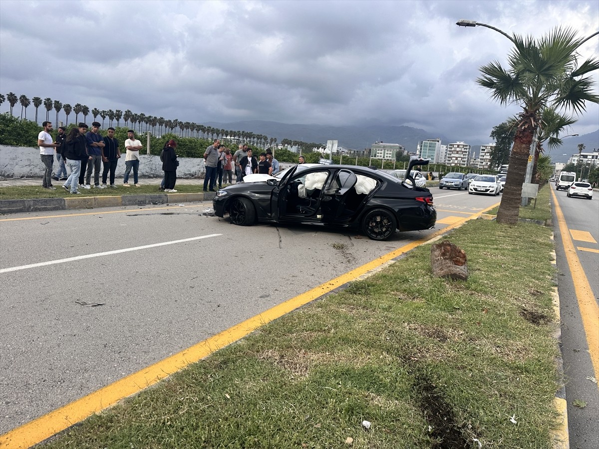 Hatay'ın Dörtyol ilçesinde iki otomobilin çarpışması sonucu 5 kişi yaralandı.