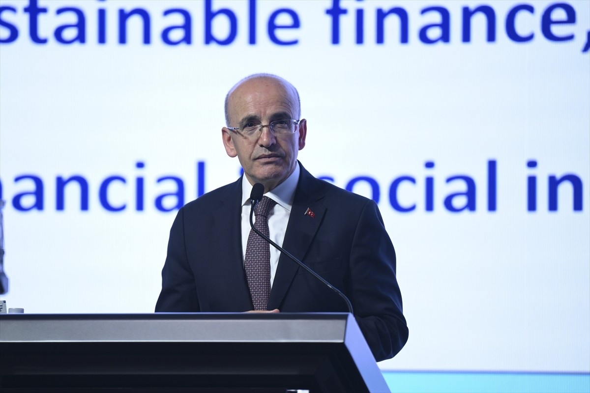 Hazine ve Maliye Bakanı Mehmet Şimşek, İstanbul Finans Merkezi'ndeki Halkbank Genel Müdürlüğü'nde...