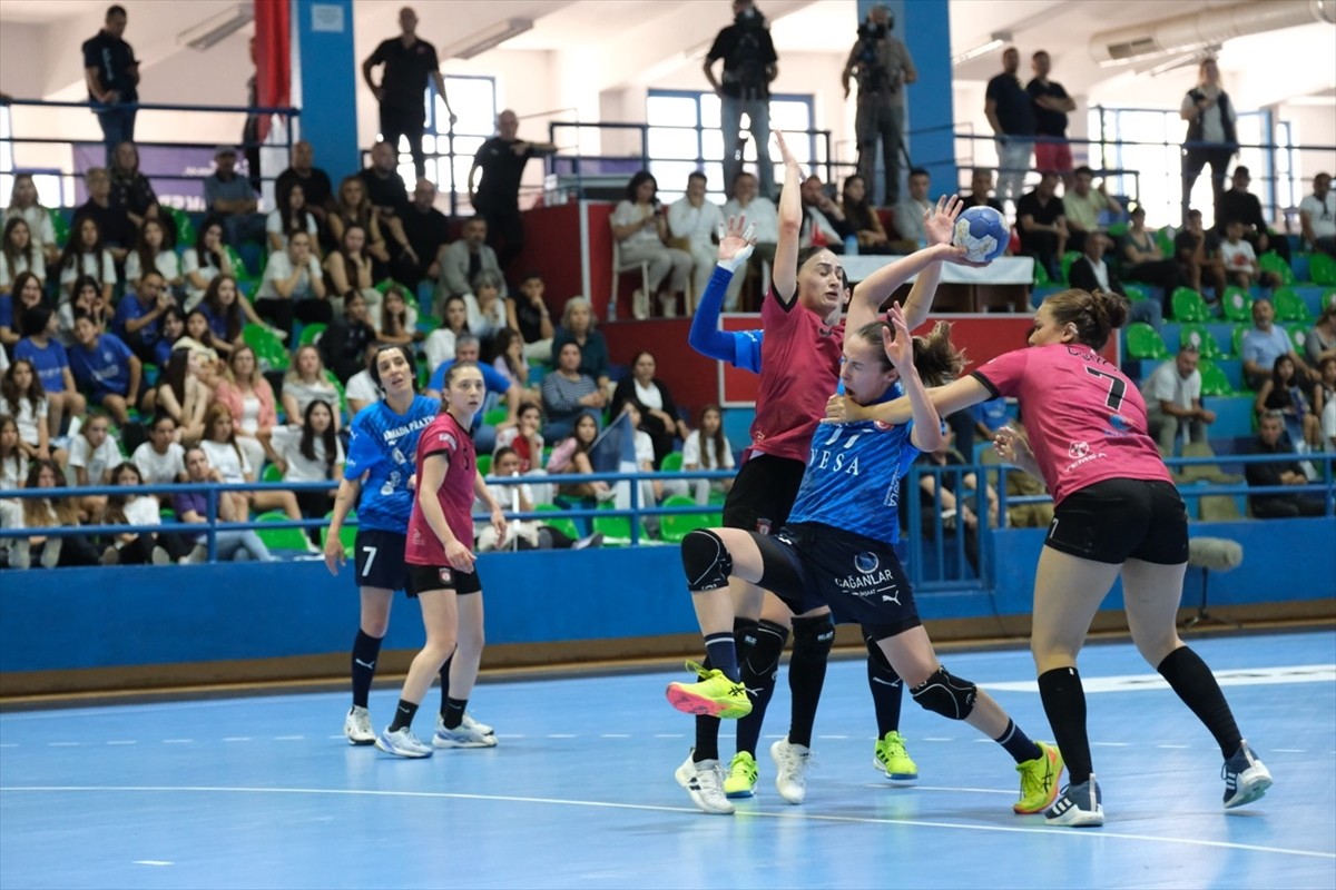 Hentbol Kadınlar Süper Lig play-off final serisi ikinci maçında Armada Praxis Yalıkavak ile...