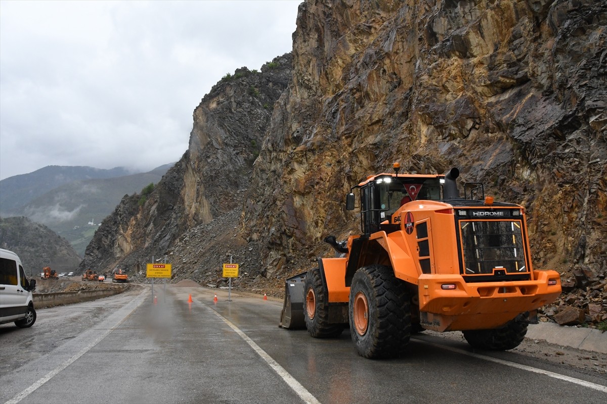 Heyelan nedeniyle çift yönlü ulaşıma kapanan Gümüşhane-Giresun kara yolu kontrollü olarak...