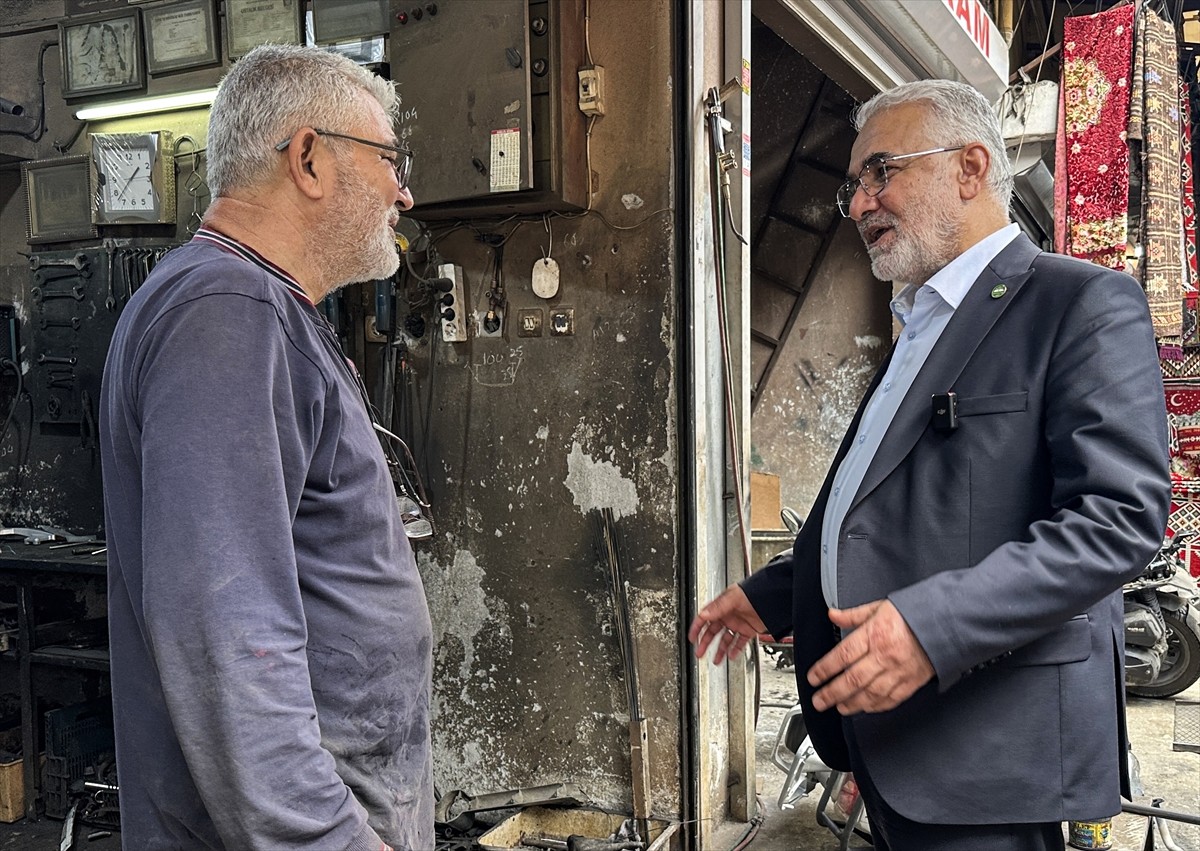 HÜDA PAR Genel Başkanı Zekeriya Yapıcıoğlu (sağda), kentteki programları kapsamında merkez Seyhan...