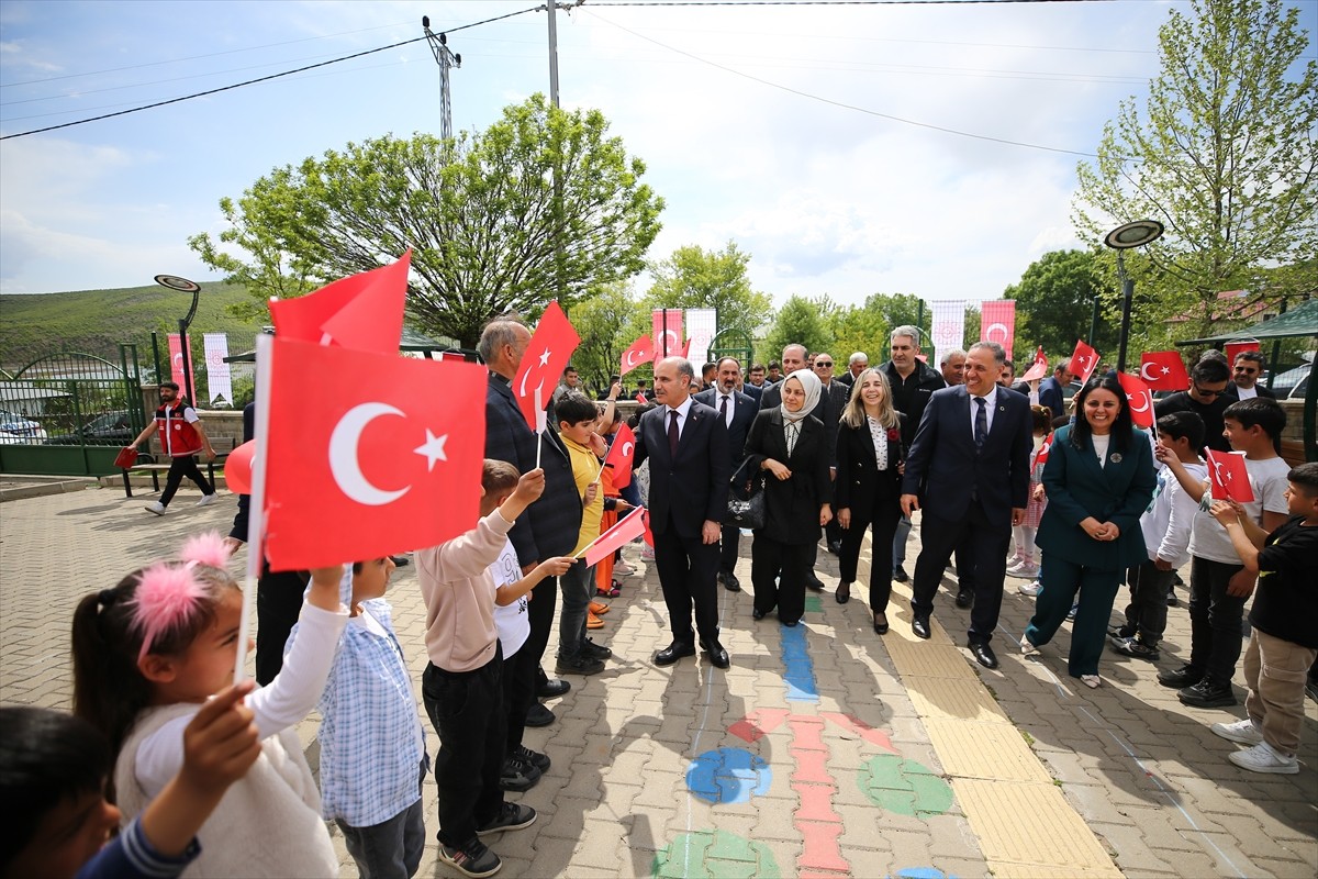İçişleri Bakan Yardımcısı Mehmet Aktaş, Bingöl'de Ağaçeli köyünde bulunan 100. Yıl İlkokulu'ndaki...