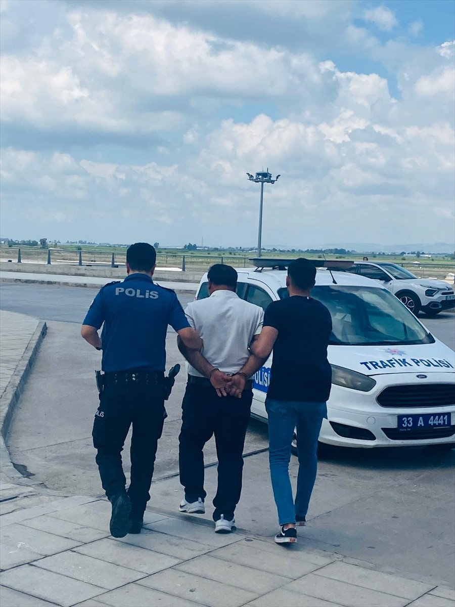 Interpol tarafından kırmızı bültenle aranan şüpheli, Çukurova Uluslararası Havalimanı'nda...