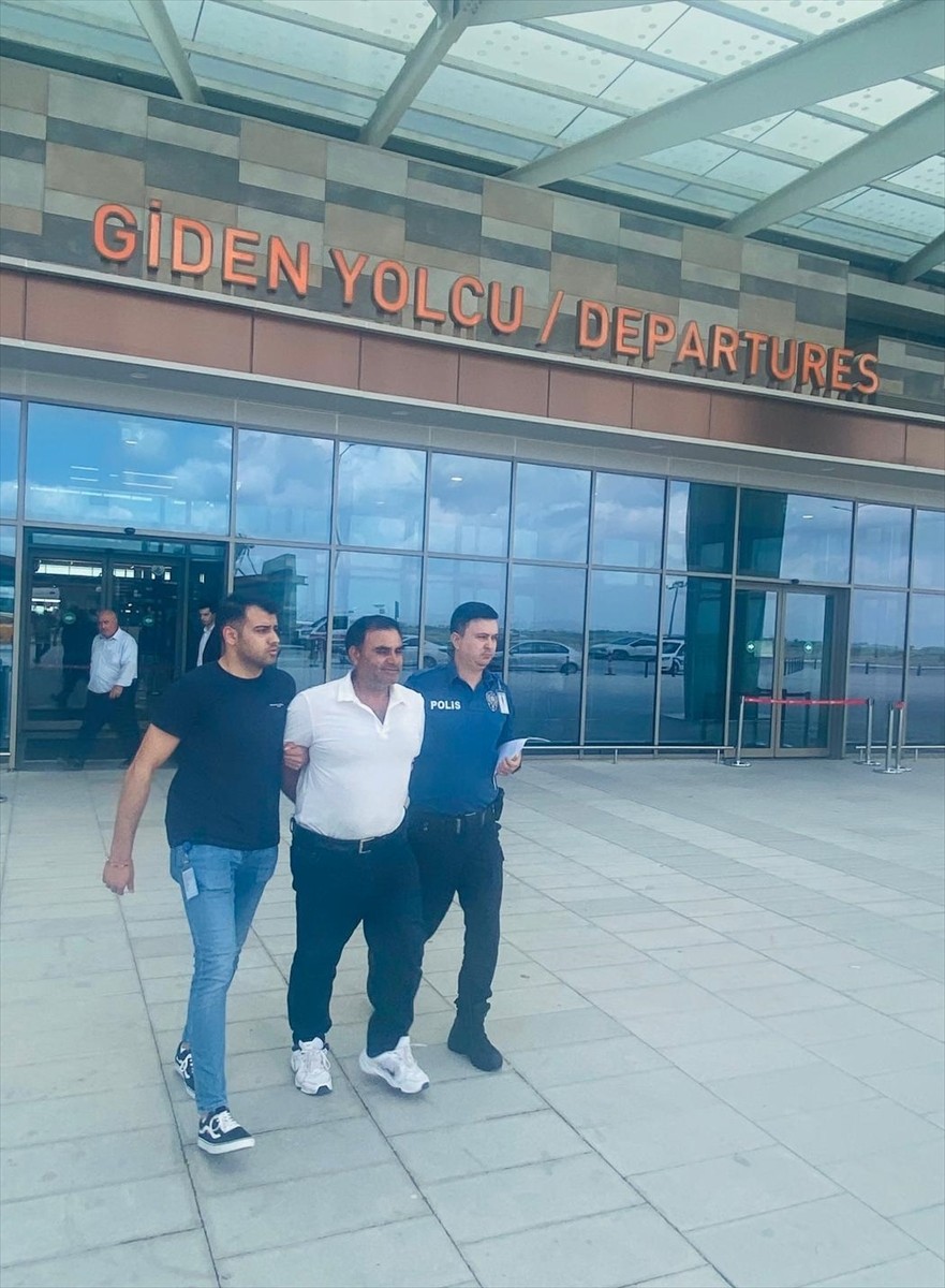 Interpol tarafından kırmızı bültenle aranan şüpheli, Çukurova Uluslararası Havalimanı'nda...