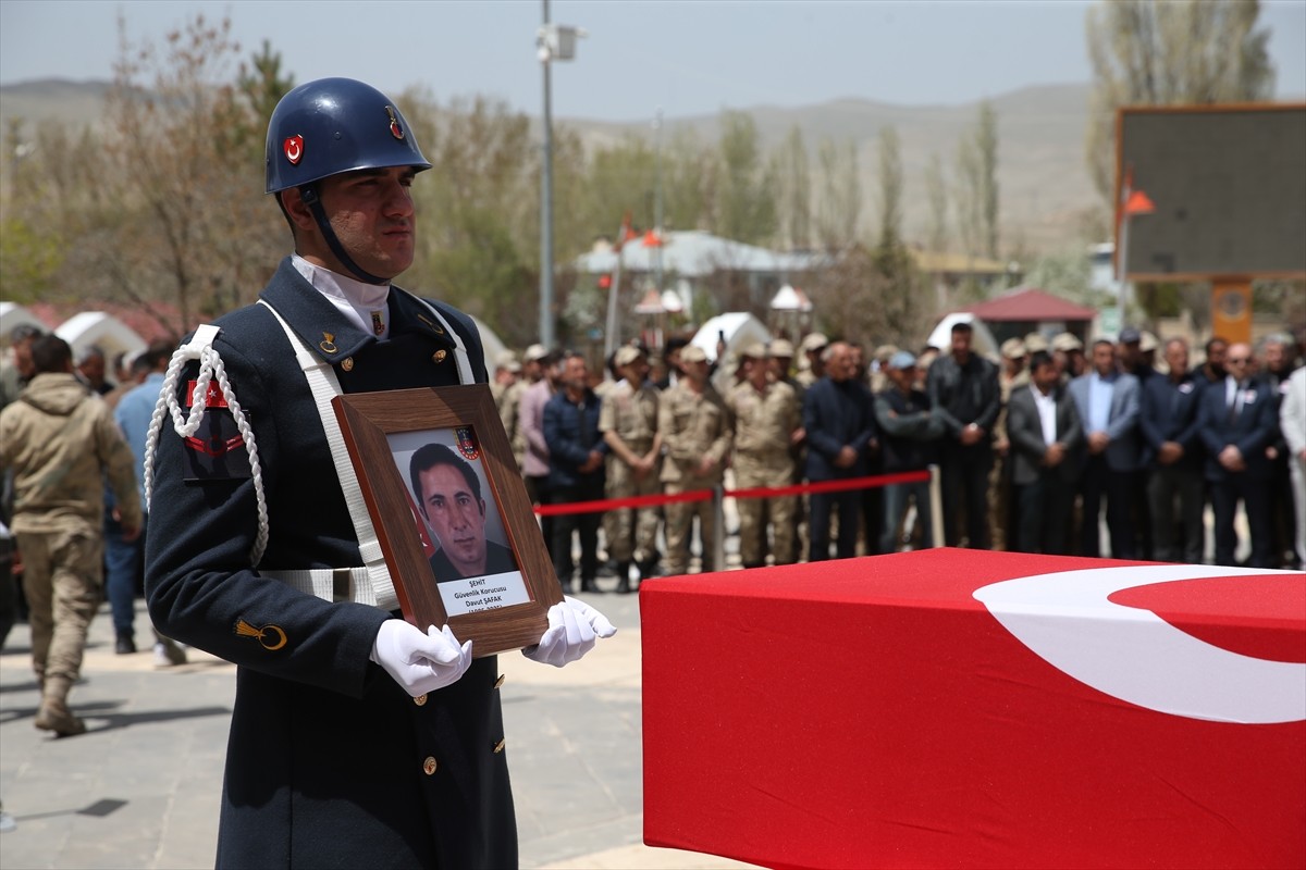 Irak'ın kuzeyindeki harekat bölgesinden dönüşü sırasında geçirdiği kalp krizi sonucu şehit olan 39...