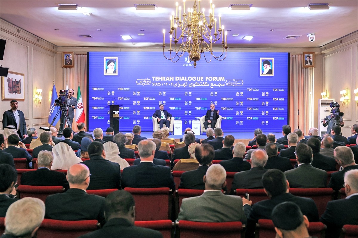 İran Cumhurbaşkanı Mesud Pezeşkiyan (sağda), Tahran Diyalog Forumu'nun açılış paneline katılarak...