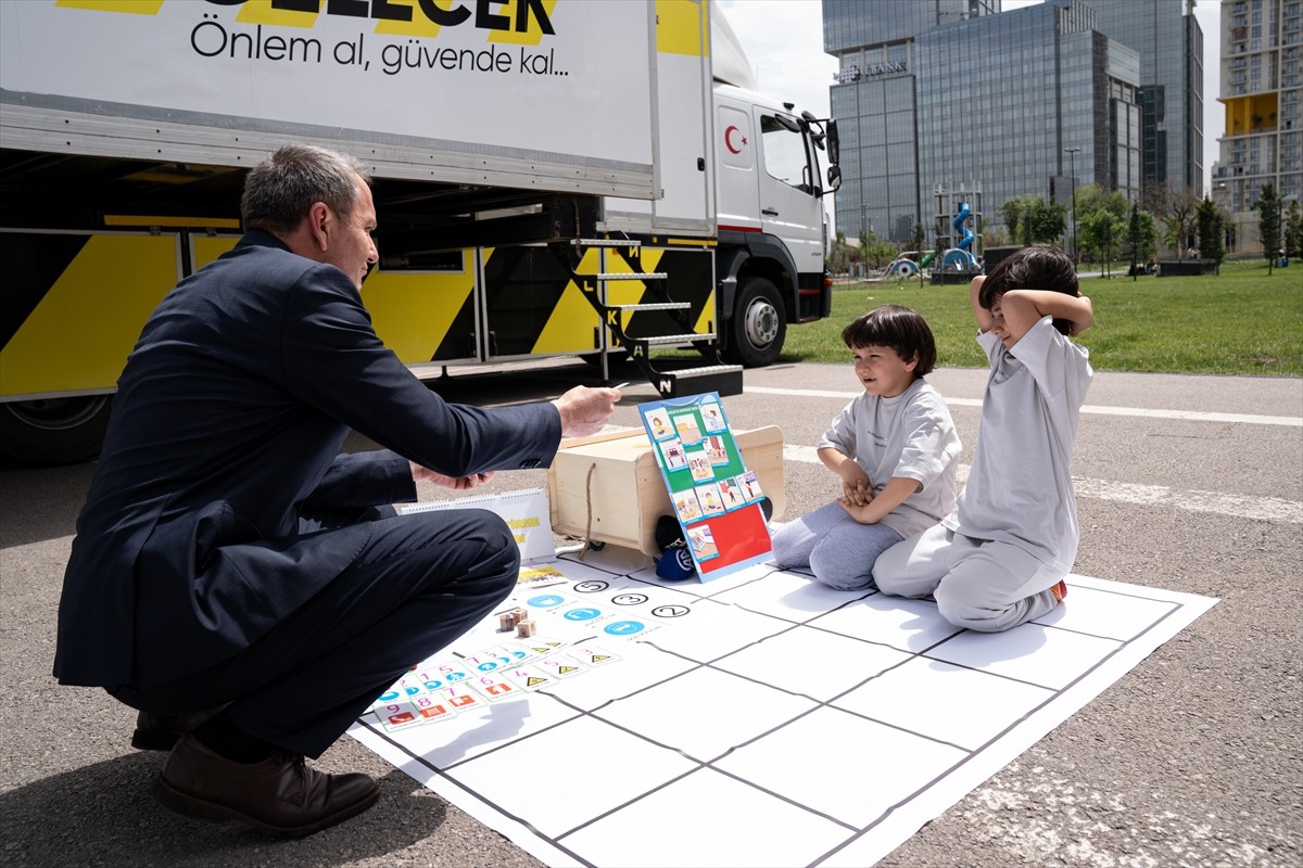 İş Sağlığı ve Güvenliği Genel Müdürlüğünce hazırlanan "İş'te Güvenli Gelecek Tırı" vatandaşlar ve...