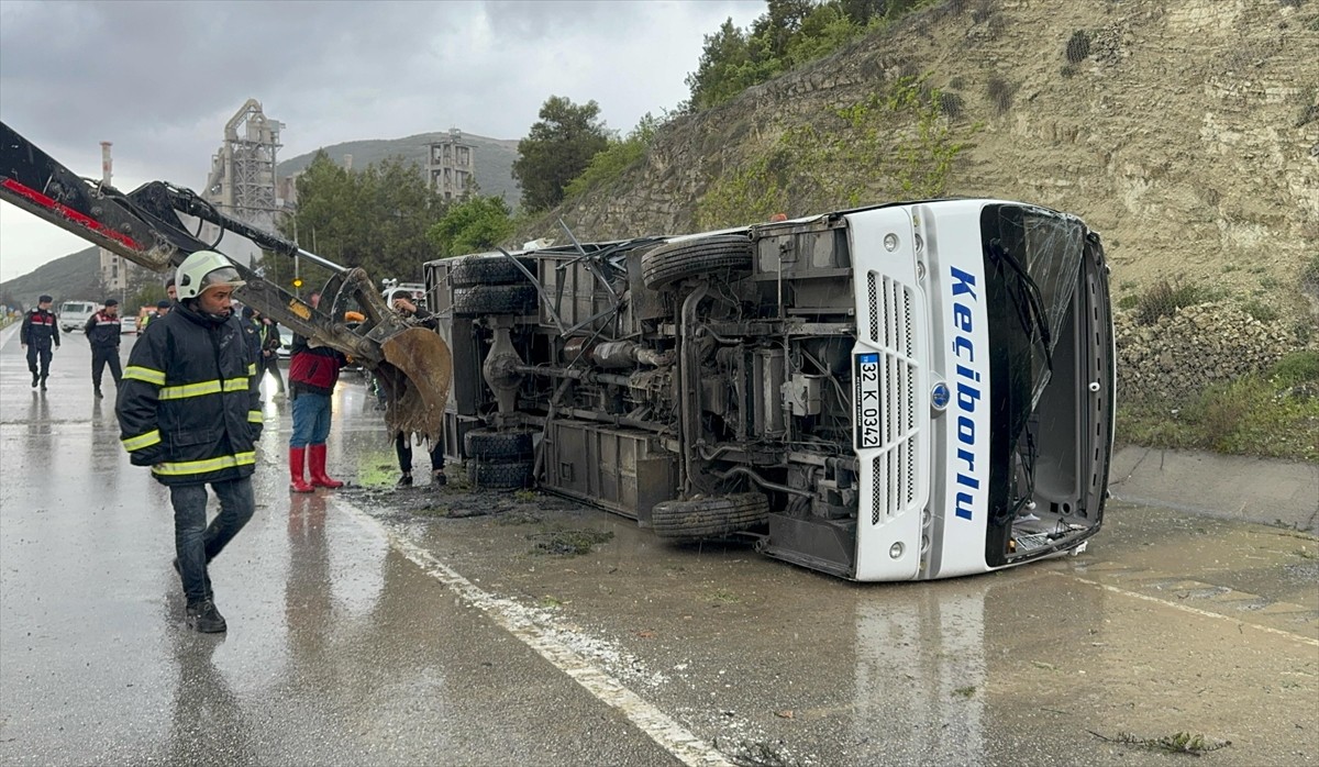 Isparta'da midibüsün devrilmesi sonucu 15 kişi yaralandı. Bölgeye itfaiye, polis ve sağlık...