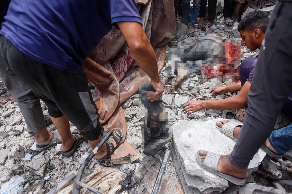 İsrail'in Gazze Şeridi'nin kuzeyindeki Cibaliya Mülteci Kampı'nda bir klinik ile mescide...