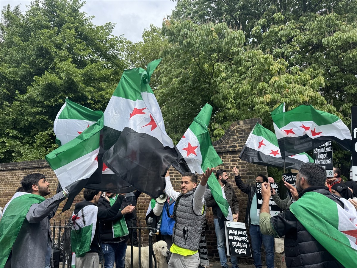 İsrail'in Londra Büyükelçiliği önünde toplanan göstericiler, İsrail'in Suriye'ye yönelik...