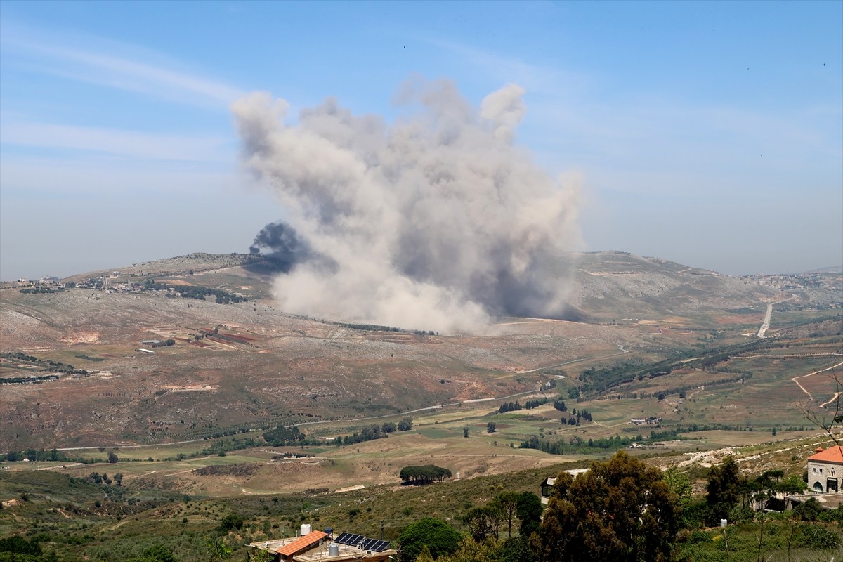 İsrail ordusunun, Lübnan’ın güneyindeki Nebatiye vilayetinde düzenlediği hava saldırılarında bir...