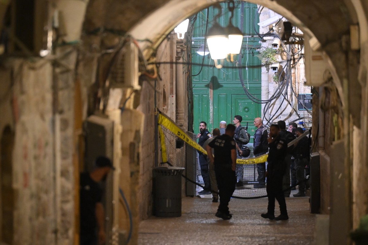 İsrail polisi, işgal altındaki Doğu Kudüs'te Mescid-i Aksa'nın Silsile Kapısı'nda, bıçaklı...