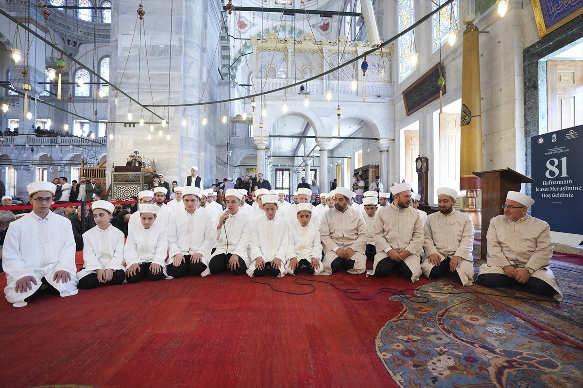 İstanbul'da hafızlık eğitimini tamamlayan 81 öğrenci için Fatih Müftülüğünce Fatih Camisi'nde...