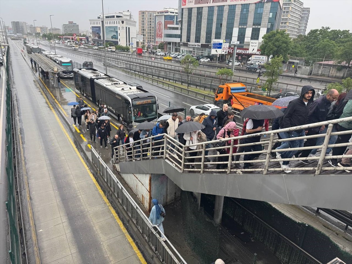 İstanbul'da, haftanın ilk iş gününde yağışın da etkisiyle bazı bölgelerde ve ana arterlerde...
