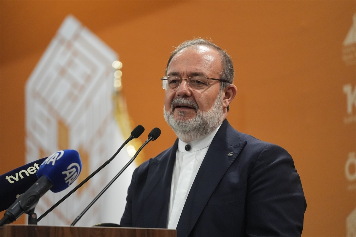 İstanbul'da, "Güncel Meseleler, Yeni Arayışlar" temasıyla düzenlenen "İslami İlimler Çalıştayı...