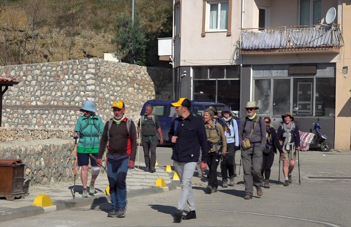İstanbul'daki Eyüp Sultan Türbesi'nden Mekke'ye uzanan Sufi Yolu'nu yürüyerek takip edip Konya'ya...