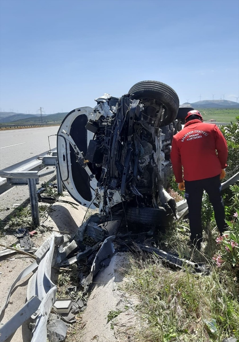 İstanbul-İzmir Otoyolu'nun Balıkesir kesiminde otomobilin devrilmesi sonucu 2 kişi yaralandı. Olay...