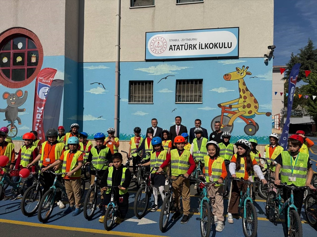 İstanbul Milli Eğitim Müdürü Murat Mücahit Yentür, "Yaşam Becerileri Projesi" kapsamındaki...