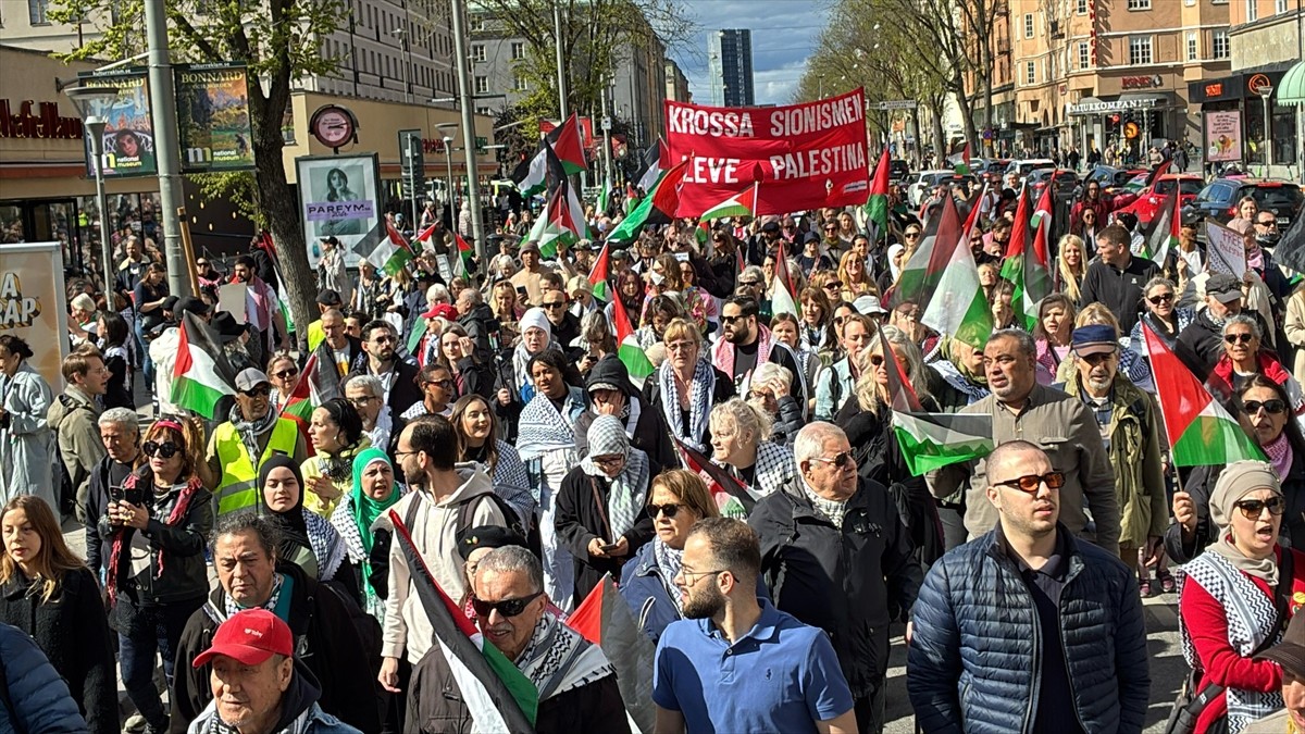 İsveç'in başkenti Stockholm'de yüzlerce kişi, İsrail'in 7 Ekim 2023'ten bu yana süren yoğun...