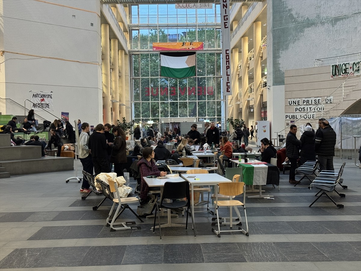 İsviçre'de Cenevre Üniversitesi öğrencileri, İsrail'in Filistin'e yönelik devam eden saldırıları...