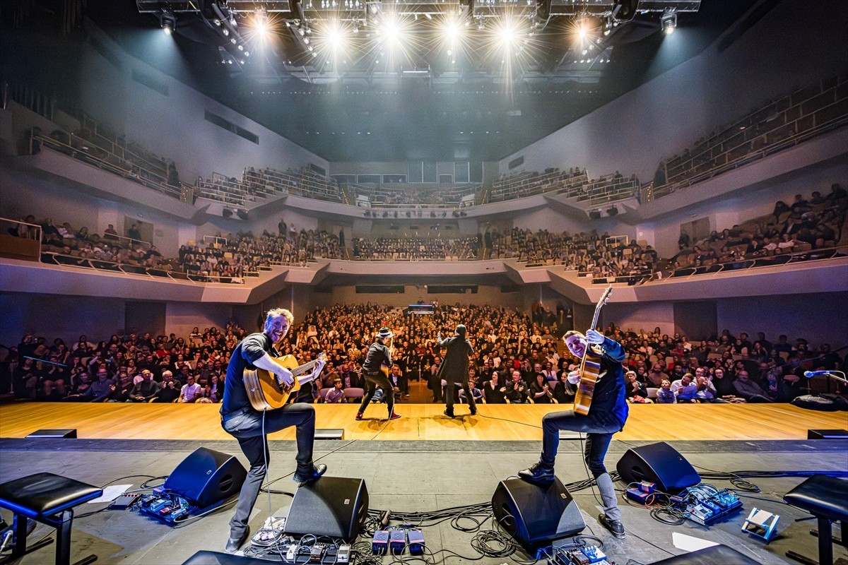 İtalyan müzik grubu "40 Fingers", İstanbul'da ilk kez 22 Kasım'da İstanbul Lütfi Kırdar...