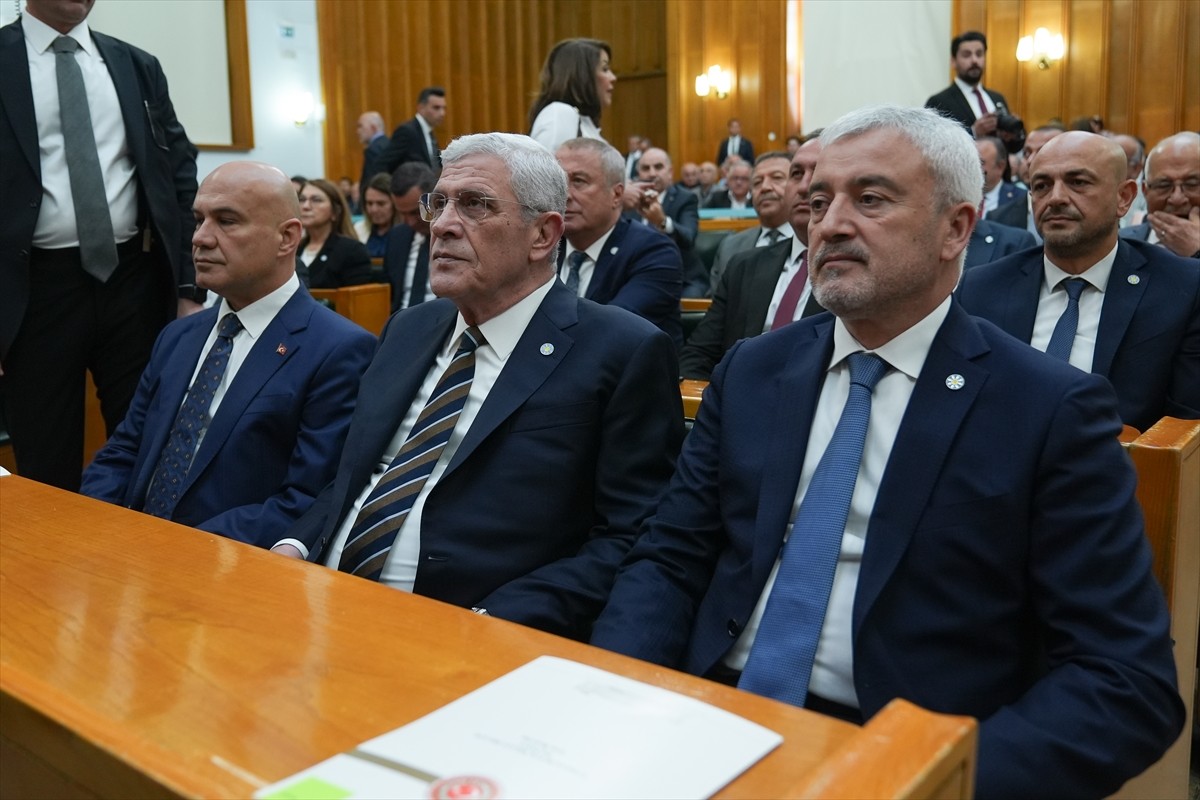 İYİ Parti Genel Başkanı Müsavat Dervişoğlu (sağda), partisinin TBMM Grup Toplantısı'na...