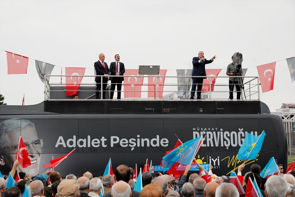 İYİ Parti Genel Başkanı Müsavat Dervişoğlu, Samsun'da Tütün İskelesi'nde parti otobüsünden...
