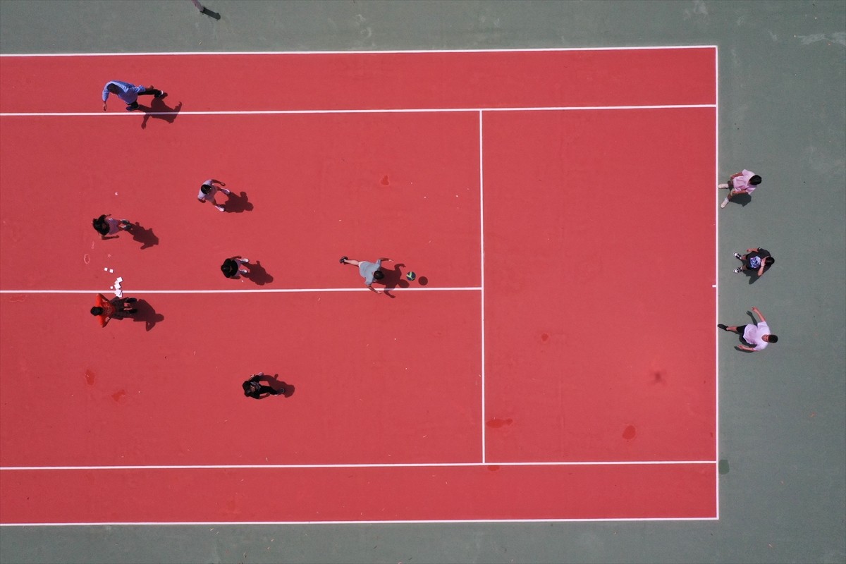 İzmir'de geleneksel sokak oyunlarının tanıtıldığı etkinlikte buluşan Bulgaristan, Kuzey Makedonya...