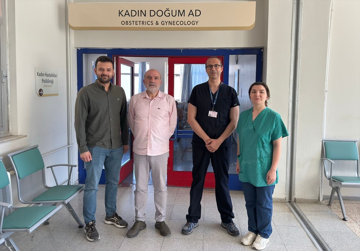 İzmir'de, karın boşluğunda 15 kilogramlık yumurtalık kisti çıkartılan kadın hasta sağlığına...